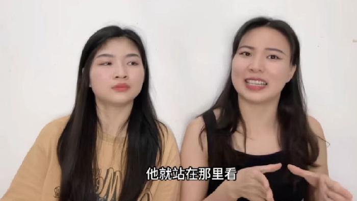 宝妈袒胸露乳喂母乳，公公目不转睛看孙子，老公不以为然说正常