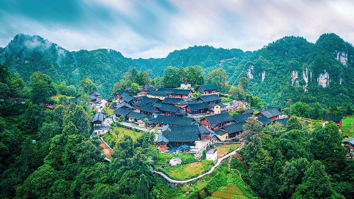 3个儿子2个娶不到老婆，父亲觉得脸面无光，在山中树上选择上吊
