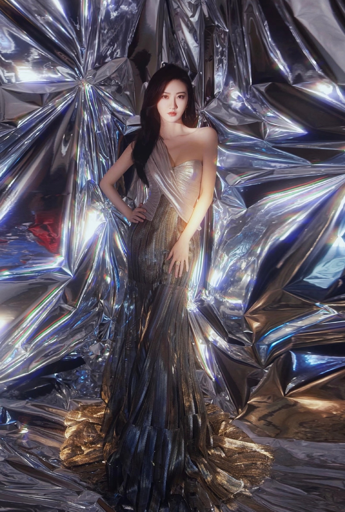 女明星银色高定礼服闪耀红毯,展现优雅梦幻魅力
