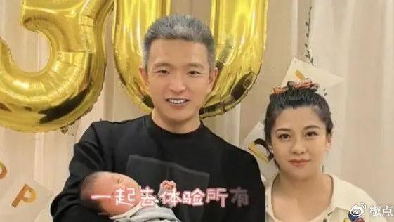 魏羽馨妈妈为儿子庆祝满月！两瓶茅台抢镜，爸爸喜极而泣白发显眼