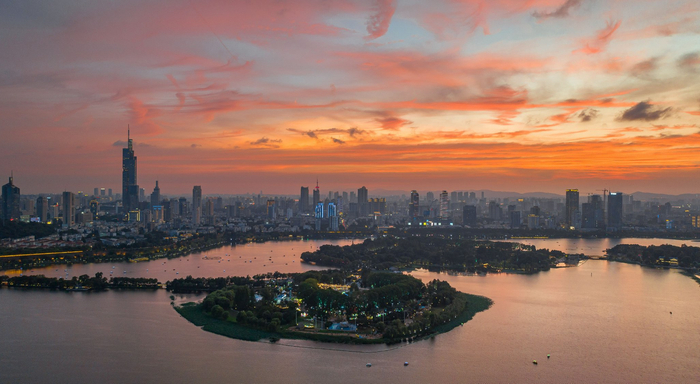 南京玄武湖晚霞一睹晚霞下的南京城市天际线