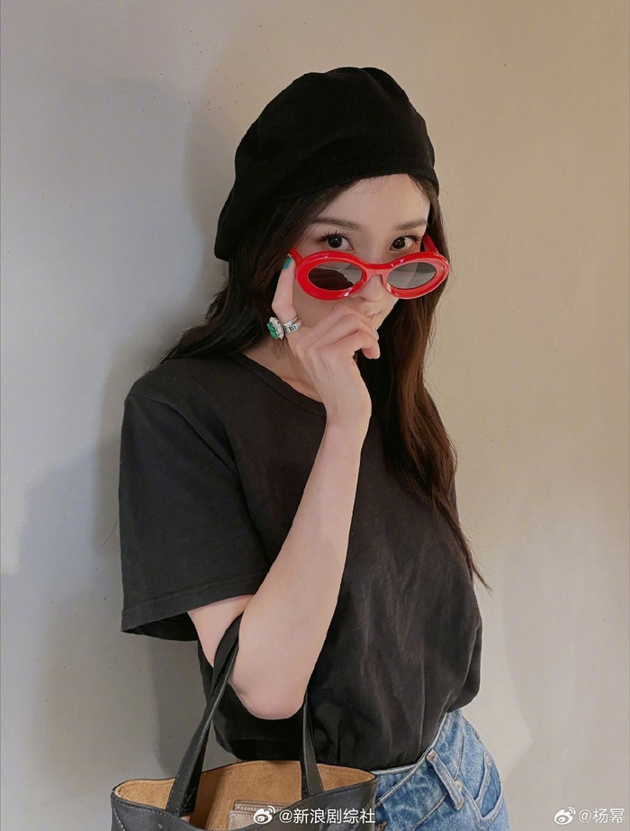 杨幂随拍更新15p,红框墨镜时尚感拉满!