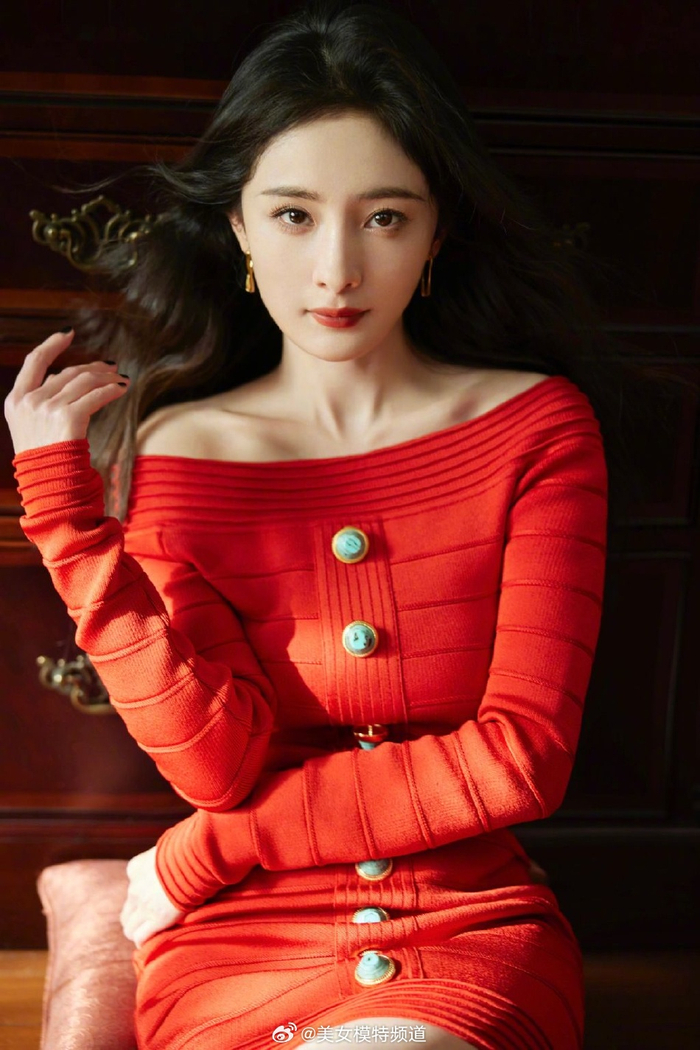 杨幂身着热辣红裙小秀性感 纤细美腿吸睛香肩迷人