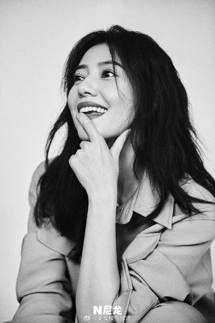 高圆圆开年文艺大片释出休闲造型更衬温婉大气