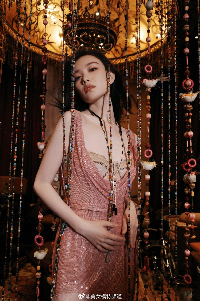 倪妮穿粉色亮片礼服如美人鱼长发随性披散锁骨迷人