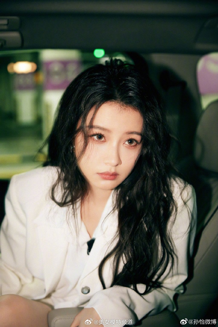 孙怡晒随拍美图波浪卷发玩纯欲风眼神勾人