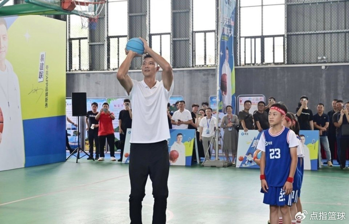37岁易建联现状,代言邀约不断,两儿子同时现身篮球场