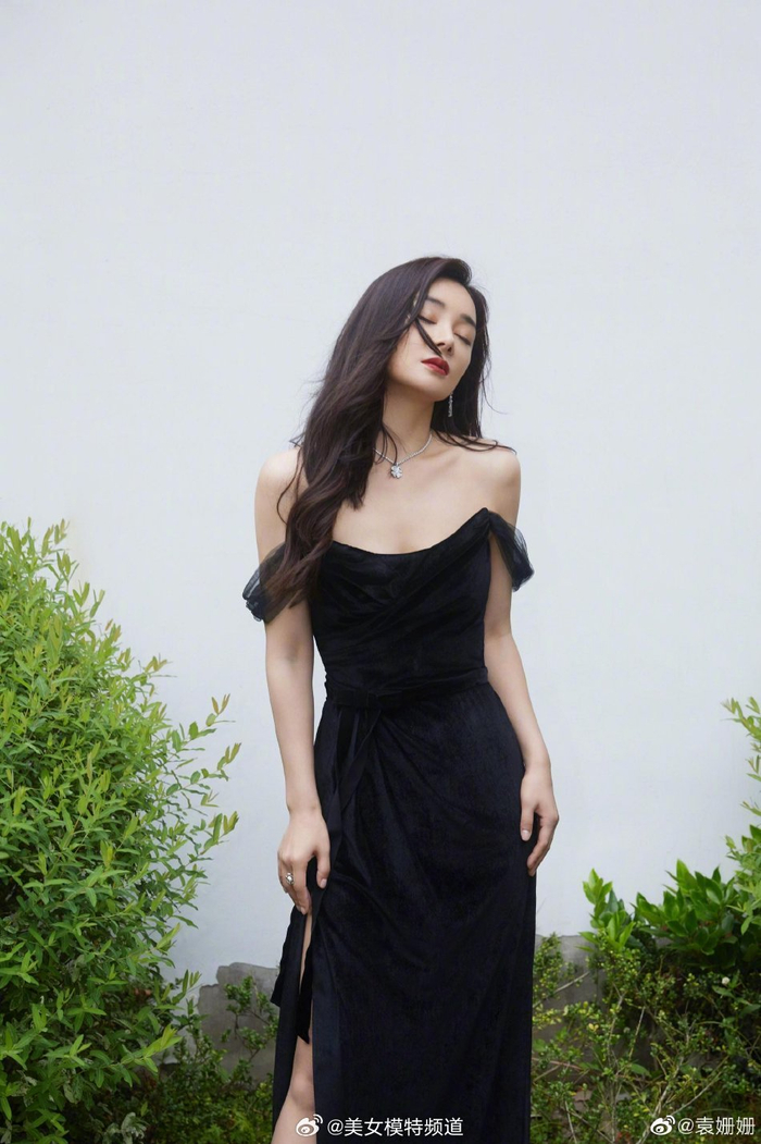 袁姗姗穿一字肩高开叉礼服大波浪卷发披肩温婉大气