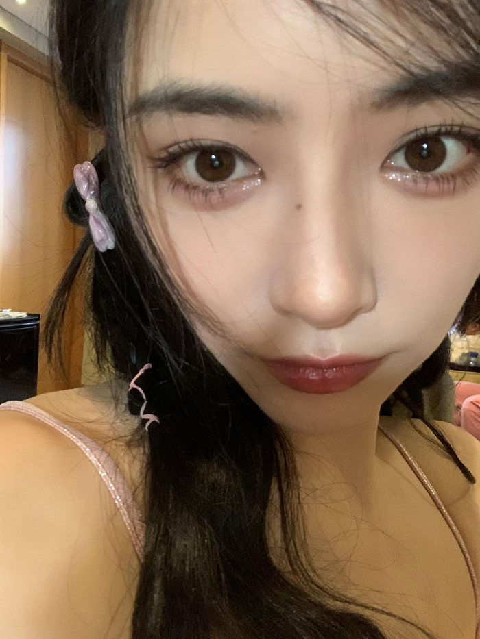 许佳琪最新自拍福利9615 粉色吊带77蝴蝶结编发