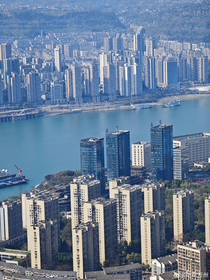 新春暖阳高照,登高望远,感受万州城事之美,蓝天碧水,高楼大厦,心情也