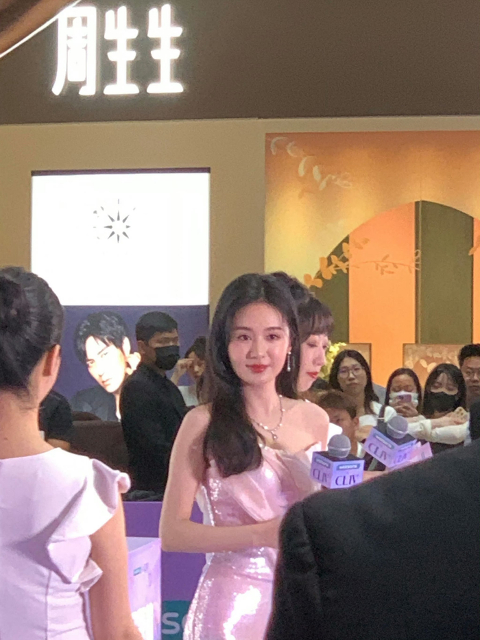 郑合惠子生图超能打的,状态好到爆,那灿烂的笑容,好耀眼