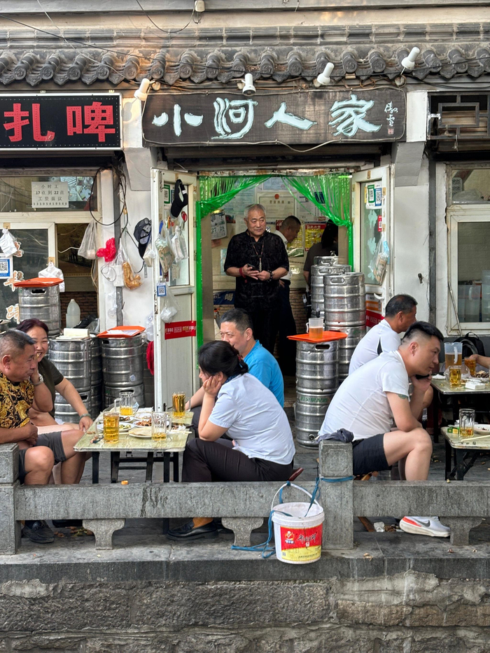 这个夏天又要结束了再来感受下,济南老城区,小河边的扎啤摊傍晚吧