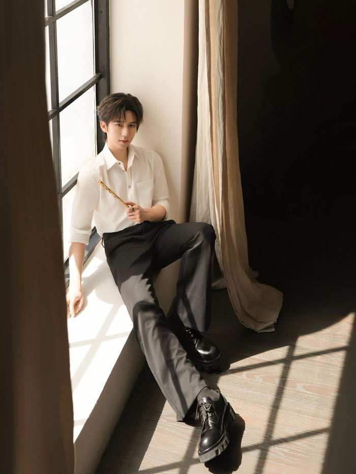 贺峻霖今日亮相红毯 品牌大使身着lv 25秋冬new formal正装系列男装