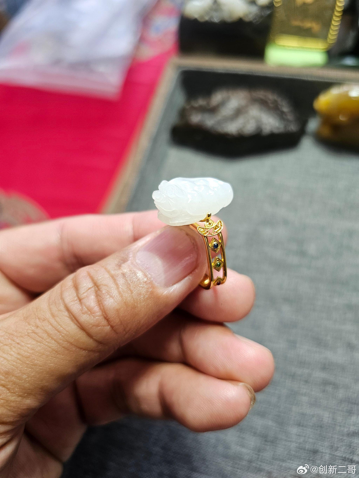 光白籽金蟾戒指,美
