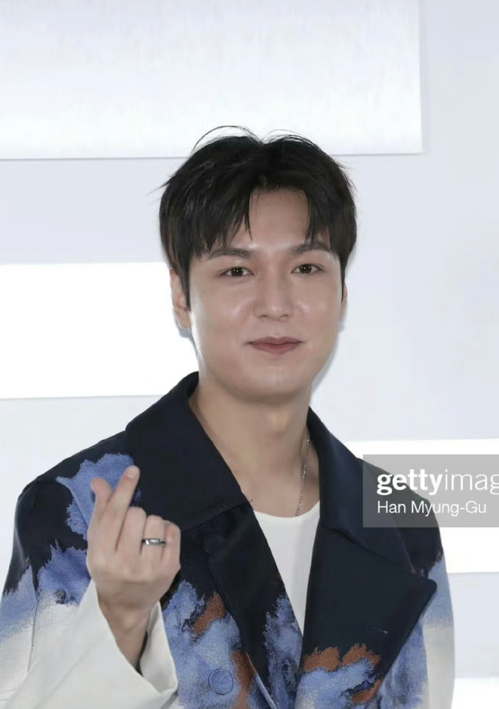 李敏镐但凡有点风吹草动的新闻,要么是发腮了,要么是重回之前的颜值