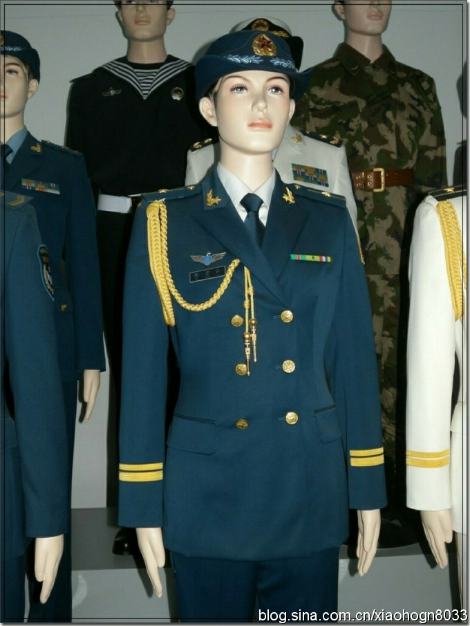 首都军博07式新军服展饰实拍|军服|常服|胸标|资历章|帽徽_新浪新闻