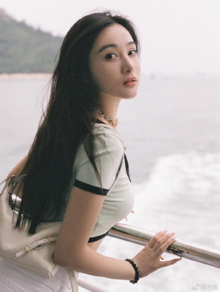 孙嘉璐海岛绝美大片,"吃瓜"小表情亮了,背后故事不简单