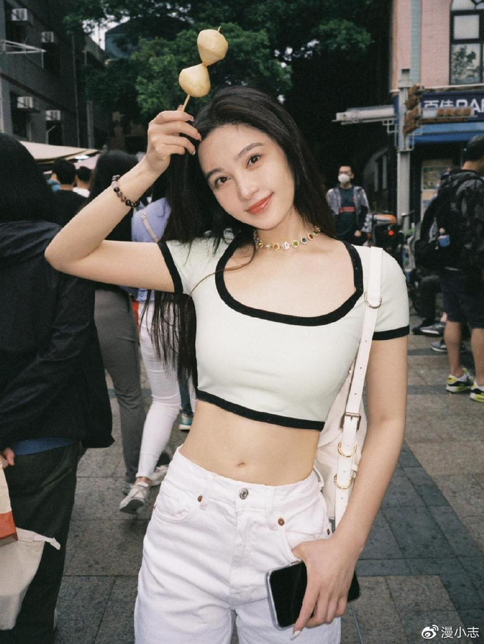 孙嘉璐海岛绝美大片,"吃瓜"小表情亮了,背后故事不简单