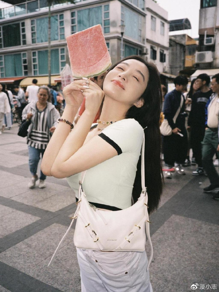 孙嘉璐海岛绝美大片,"吃瓜"小表情亮了,背后故事不简单