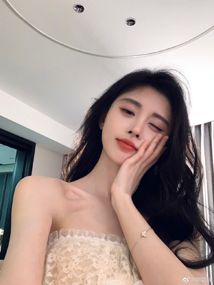 鞠婧祎氛围感神图大放送啊啊啊这组简直受不了了美得我流泪