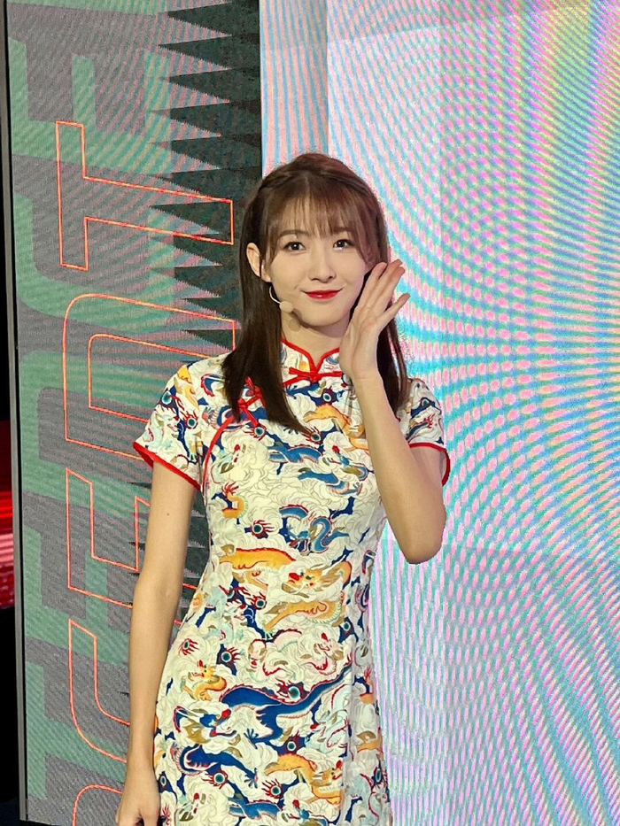 她是腾讯NBA女主播一姐,雪儿身材傲人,颜值智慧并重,不输名模|美娜|篮网|球迷|杜兰特_新浪体育_新浪新闻