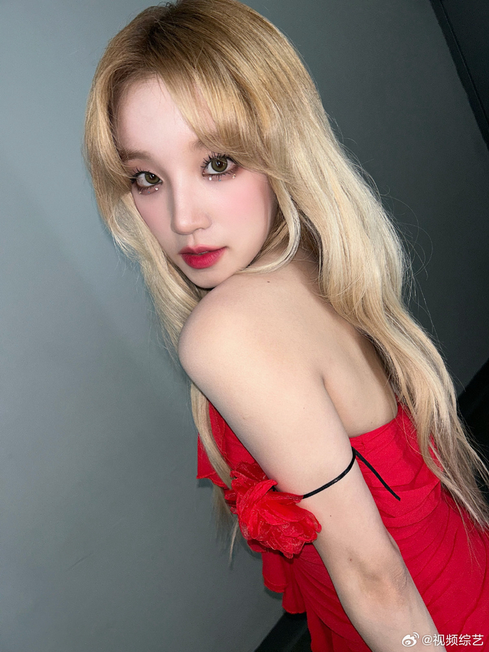 宋雨琦玫瑰修勾我们雨琦真的特别特别有魅力露背玫瑰红裙 荧光粉美 