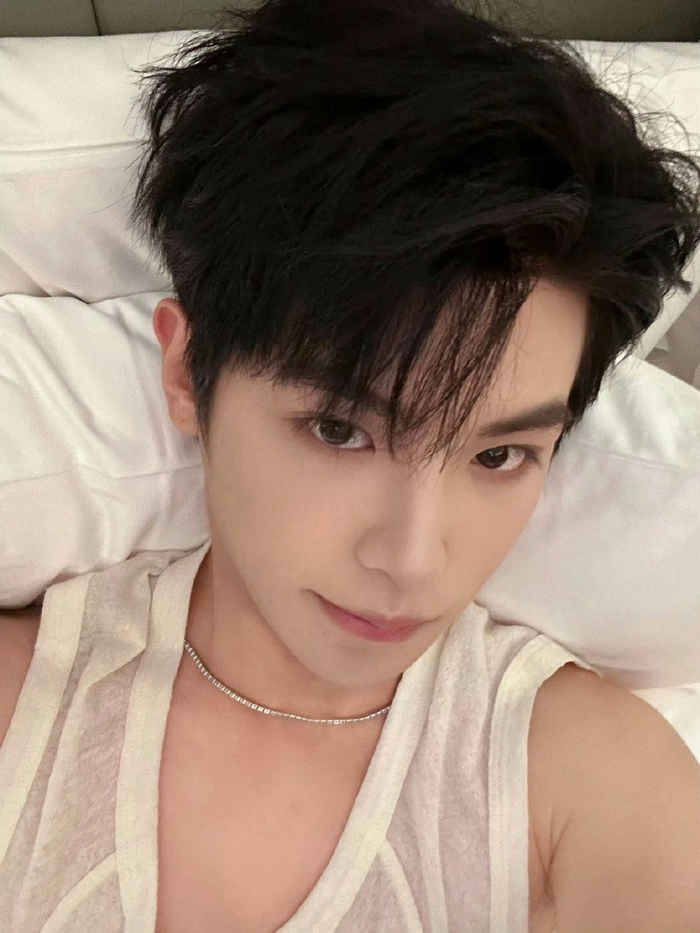 黄明昊内娱男爱豆自拍教科书