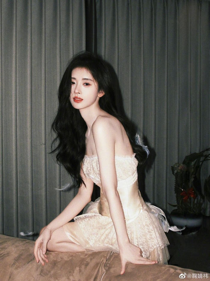 鞠婧祎氛围感神图大放送啊啊啊这组简直受不了了美得我流泪