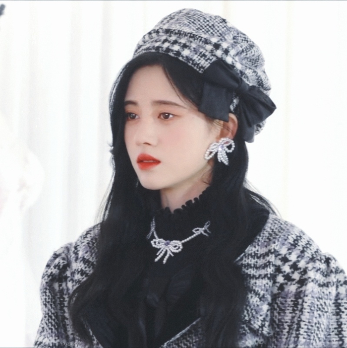 修了一组鞠婧祎雷初夏头像美女就要怼脸拍呀