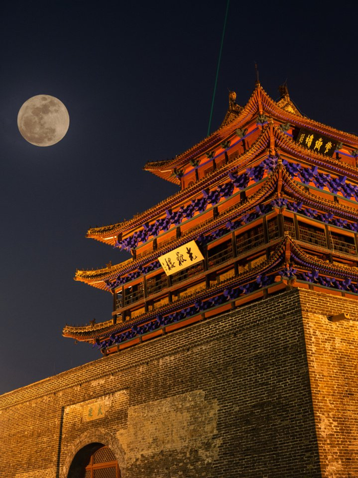 楼在这里巍峨伫立,登楼远眺,中原风光,历历在目;遥瞻东南,远处山峦,若