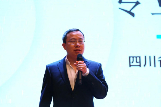 家长会伊始,龙泉中学心理健康和生涯规划指导老师李明国作了题为《新