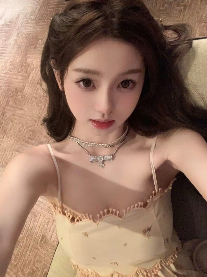 不羡鸳鸯不羡仙,羡慕校长每一天 据传懒懒是前ig战队老板王思聪新女友