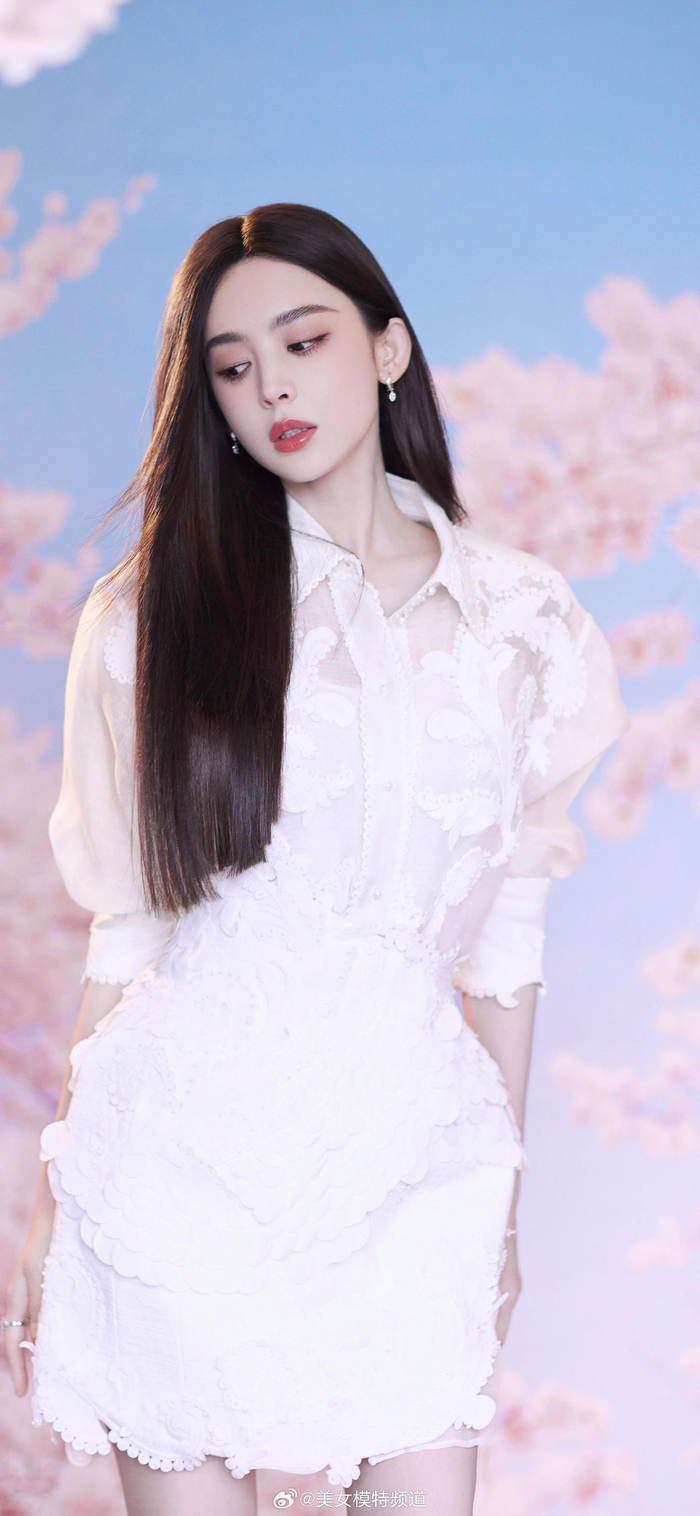 古力娜扎绚烂如花白色蕾丝裙写真
