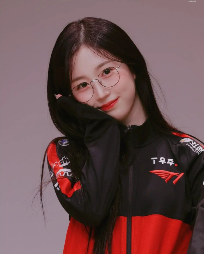 韩国女团nmixx队长吴海嫄cosfaker照片可爱捏