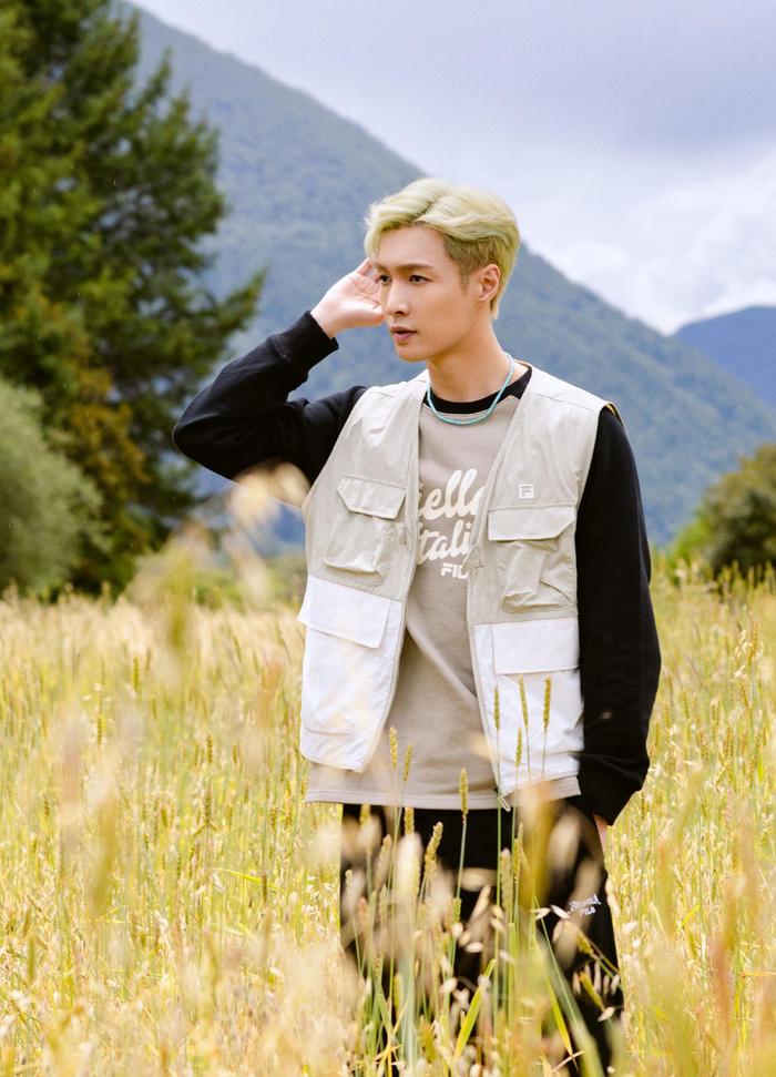 张艺兴初秋麦田大片 初秋休闲风穿搭get……|张艺兴|田野|麦田_新浪