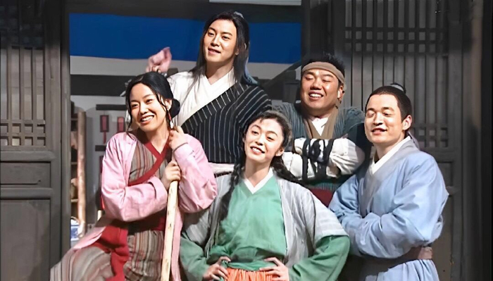 合照不知道摆什么pose可以跟着武林外传学