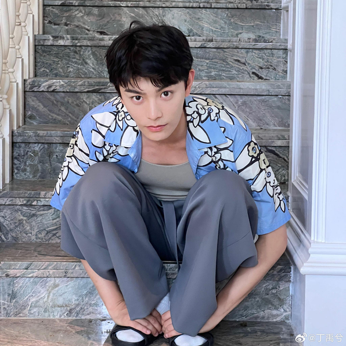 丁禹兮微博更新生活库存照,一下发了15张图,工作间隙的大帅哥|帅哥