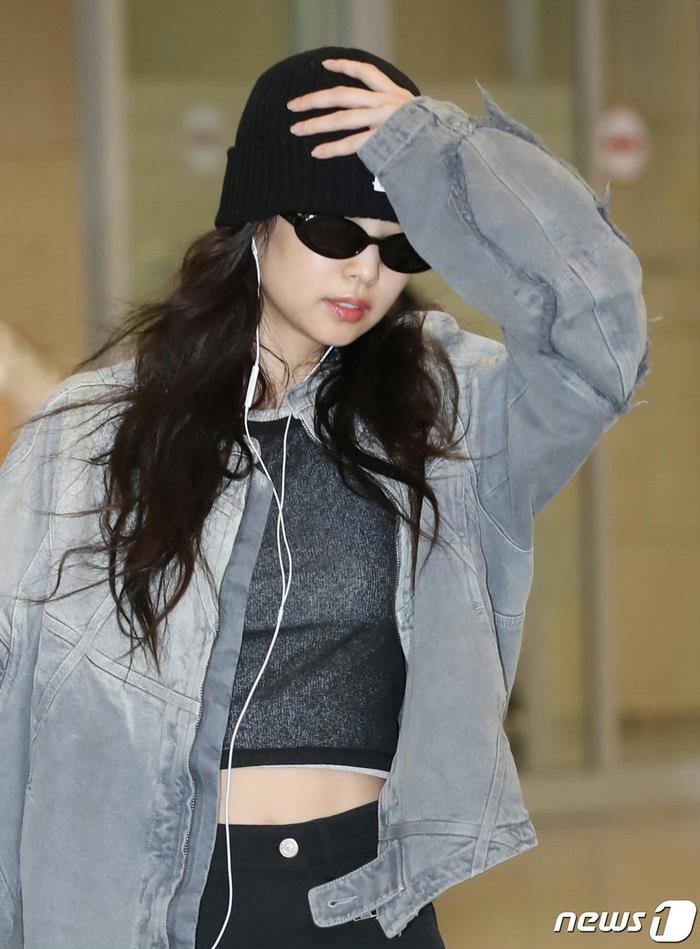 jennie今日机场新闻图 黑超配冷帽的酷帅妮妮