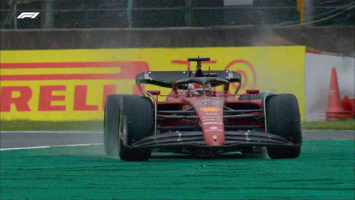 F1日本站大雨中迎来世界冠军,法拉利再次犯错,成就维斯塔潘卫冕