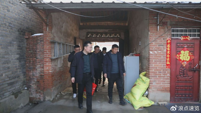 泉阁酒业有限公司总经理陈海征一行来到固城乡海岗村海鑫航,海根旺