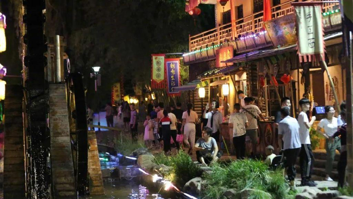 竹泉美食市集主题特色:市集着力打造特色美食,文创产品,休闲酒吧,民宿