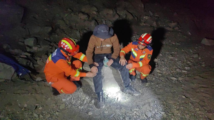 石嘴山消防徒步往返6小时救出受伤"驴友"|归德沟|石嘴山|驴友_新浪