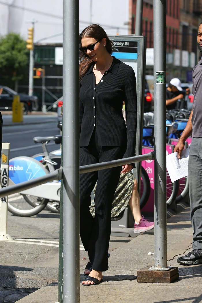 二胎产后20天的karliekloss在纽约外出的街拍