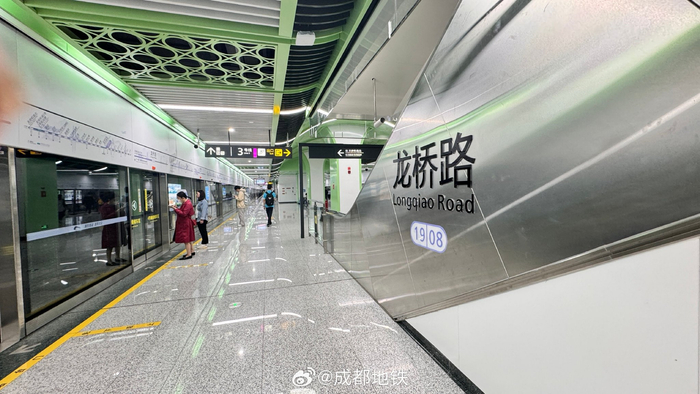 19号线龙桥路融入天府之国的山水田园等多种元素站内采用水波纹