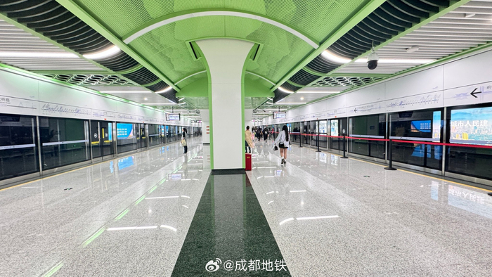 19号线龙桥路融入天府之国的山水田园等多种元素站内采用水波纹