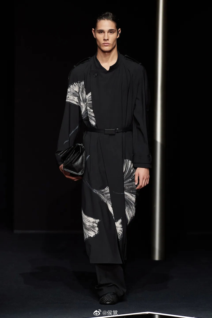 emporioarmani2024春夏系列男装以独有银杏叶为设计亮点