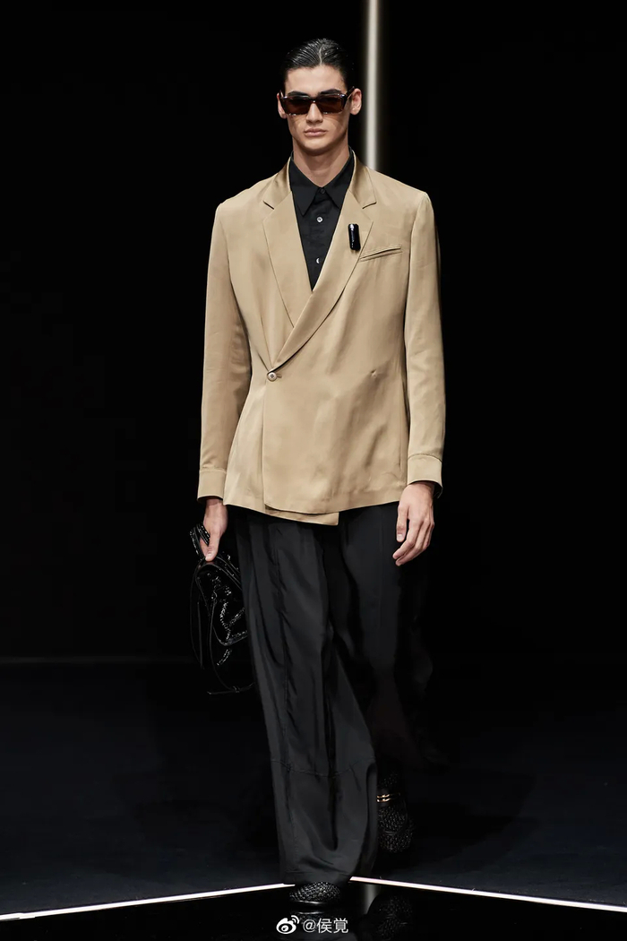 emporioarmani2024春夏系列男装以独有银杏叶为设计亮点