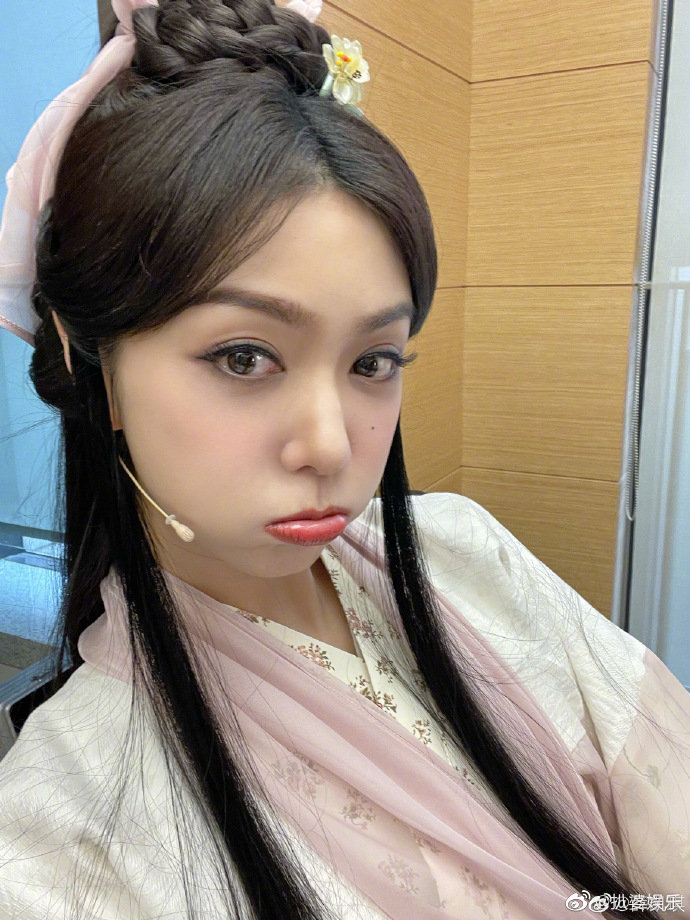 薛凯琪怼脸自拍三宫格姐姐的少女感真的好强啊