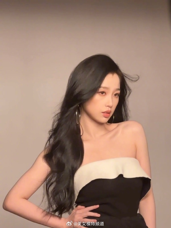 虞书欣穿白色吊带长裙秀美背 波浪卷发披肩气质清冷迷人