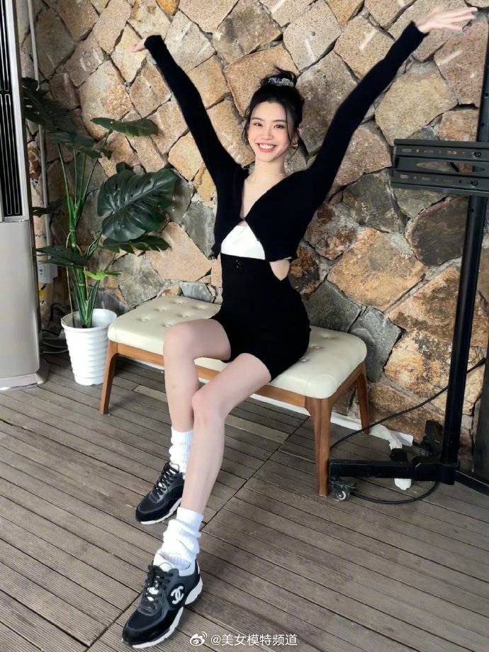 奚梦瑶穿黑色短裙秀好身材锁骨清晰肤白腿长笑容满满